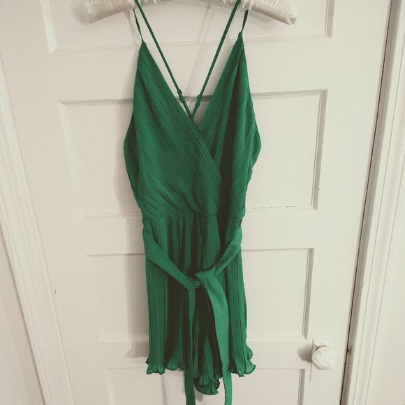 Beyond Words Kelly Lime Green Smocked Pleated V-Neck Criss Cross Strap Romper M - Picture 1 of 14